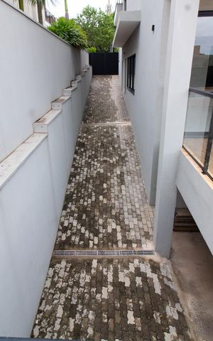Casa de condomínio à venda com 531m², 4 quartos e 4 vagas Casa de condomínio à venda com 531m², 4 quartos e 4 vagasCorredor Lateral