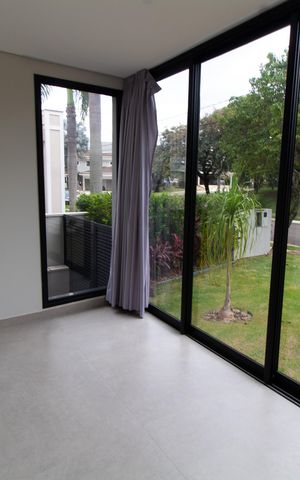 Casa de condomínio à venda com 531m², 4 quartos e 4 vagas Casa de condomínio à venda com 531m², 4 quartos e 4 vagasEscritório