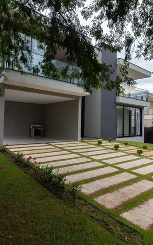Casa de condomínio à venda com 531m², 4 quartos e 4 vagas Casa de condomínio à venda com 531m², 4 quartos e 4 vagasFachada