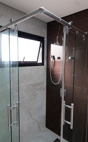 Casa de condomínio à venda com 531m², 4 quartos e 4 vagas Casa de condomínio à venda com 531m², 4 quartos e 4 vagasBanheiro Suíte 2