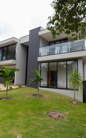 Casa de condomínio à venda com 531m², 4 quartos e 4 vagas Casa de condomínio à venda com 531m², 4 quartos e 4 vagasFachada