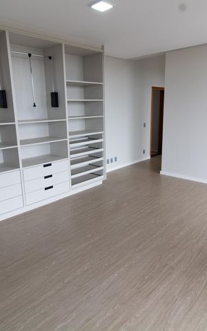 Casa de condomínio à venda com 531m², 4 quartos e 4 vagas Casa de condomínio à venda com 531m², 4 quartos e 4 vagasCloset Suíte 3