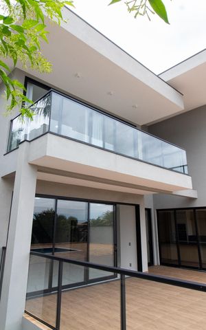 Casa de condomínio à venda com 531m², 4 quartos e 4 vagas Casa de condomínio à venda com 531m², 4 quartos e 4 vagasFachada