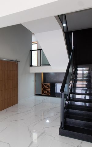 Casa de condomínio à venda com 531m², 4 quartos e 4 vagas Casa de condomínio à venda com 531m², 4 quartos e 4 vagasEscada acesso