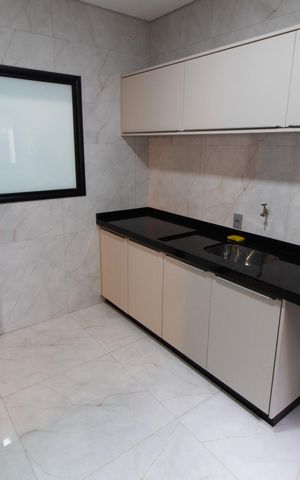 Casa de condomínio à venda com 531m², 4 quartos e 4 vagas Casa de condomínio à venda com 531m², 4 quartos e 4 vagasÁrea de Serviço