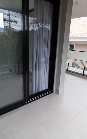 Casa de condomínio à venda com 531m², 4 quartos e 4 vagas Casa de condomínio à venda com 531m², 4 quartos e 4 vagasVaranda