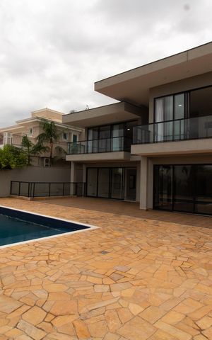 Casa de condomínio à venda com 531m², 4 quartos e 4 vagas Casa de condomínio à venda com 531m², 4 quartos e 4 vagasÁrea Externa