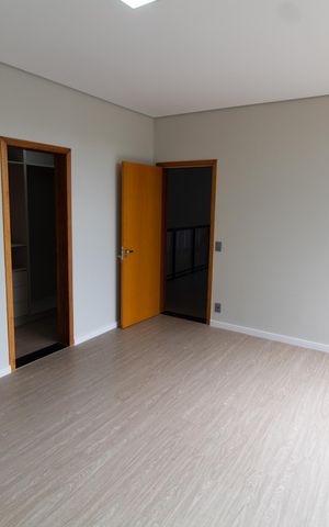 Casa de condomínio à venda com 531m², 4 quartos e 4 vagas Casa de condomínio à venda com 531m², 4 quartos e 4 vagasSuíte 4