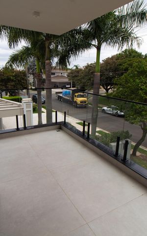 Casa de condomínio à venda com 531m², 4 quartos e 4 vagas Casa de condomínio à venda com 531m², 4 quartos e 4 vagasVaranda