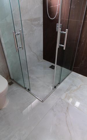 Casa de condomínio à venda com 531m², 4 quartos e 4 vagas Casa de condomínio à venda com 531m², 4 quartos e 4 vagasBanheiro Suíte 2