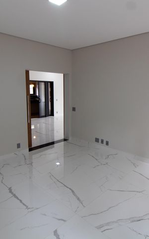 Casa de condomínio à venda com 531m², 4 quartos e 4 vagas Casa de condomínio à venda com 531m², 4 quartos e 4 vagasSala de TV