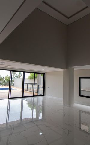 Casa de condomínio à venda com 531m², 4 quartos e 4 vagas Casa de condomínio à venda com 531m², 4 quartos e 4 vagasSala