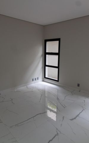 Casa de condomínio à venda com 531m², 4 quartos e 4 vagas Casa de condomínio à venda com 531m², 4 quartos e 4 vagasSala de TV