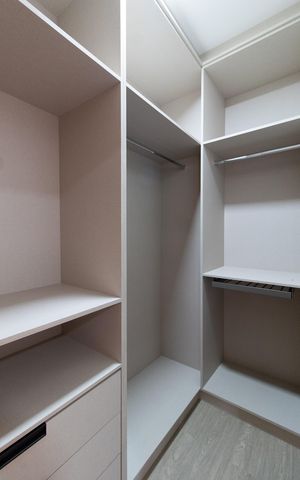 Casa de condomínio à venda com 531m², 4 quartos e 4 vagas Casa de condomínio à venda com 531m², 4 quartos e 4 vagasCloset Suíte 2