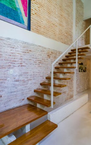Casa à venda com 220m², 3 quartos e 4 vagas Casa à venda com 220m², 3 quartos e 4 vagasEscada