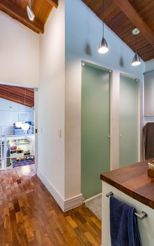 Casa à venda com 220m², 3 quartos e 4 vagas Casa à venda com 220m², 3 quartos e 4 vagasBanheiro Suíte 2