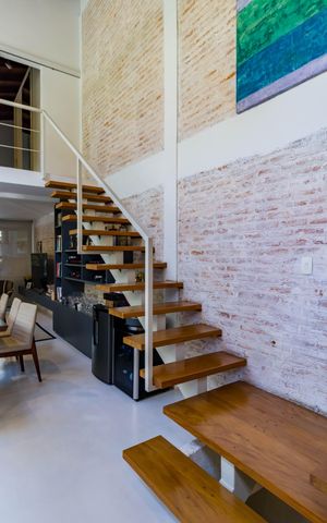 Casa à venda com 220m², 3 quartos e 4 vagas Casa à venda com 220m², 3 quartos e 4 vagasEscada