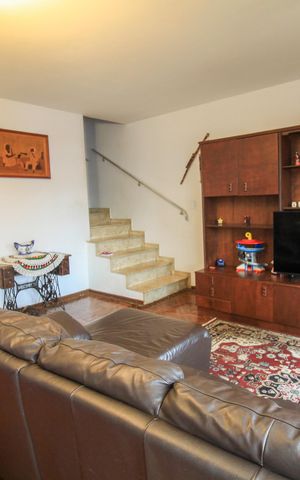 Casa à venda com 186m², 4 quartos e 3 vagas Casa à venda com 186m², 4 quartos e 3 vagasSala