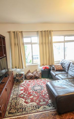 Casa à venda com 186m², 4 quartos e 3 vagas Casa à venda com 186m², 4 quartos e 3 vagasSala