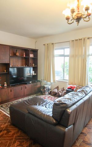 Casa à venda com 186m², 4 quartos e 3 vagas Casa à venda com 186m², 4 quartos e 3 vagasSala