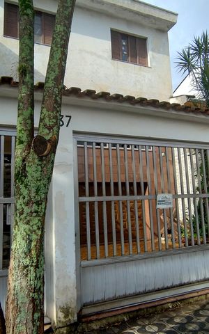 Casa à venda com 186m², 4 quartos e 3 vagas Casa à venda com 186m², 4 quartos e 3 vagasFachada