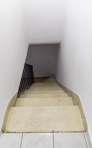 Casa para alugar com 136m², 2 quartos e 1 vaga Casa para alugar com 136m², 2 quartos e 1 vagaEscada
