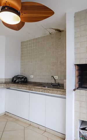 Casa à venda com 750m², 5 quartos e 8 vagas Casa à venda com 750m², 5 quartos e 8 vagasÁrea comum - Churrasqueira