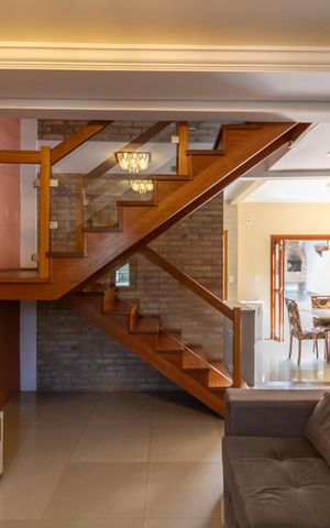 Casa à venda com 210m², 3 quartos e 3 vagas Casa à venda com 210m², 3 quartos e 3 vagasSala