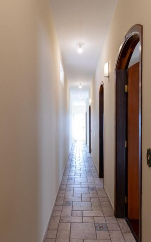 Casa à venda com 295m², 4 quartos e 4 vagas Casa à venda com 295m², 4 quartos e 4 vagasCorredor