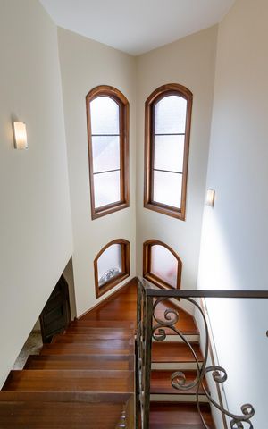 Casa à venda com 295m², 4 quartos e 4 vagas Casa à venda com 295m², 4 quartos e 4 vagasEscada