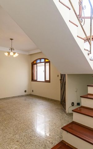 Casa à venda com 295m², 4 quartos e 4 vagas Casa à venda com 295m², 4 quartos e 4 vagasSala
