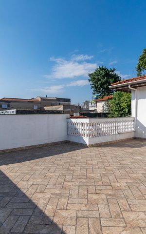 Casa à venda com 295m², 4 quartos e 4 vagas Casa à venda com 295m², 4 quartos e 4 vagasTerraço