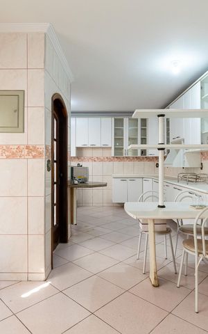 Casa à venda com 295m², 4 quartos e 4 vagas Casa à venda com 295m², 4 quartos e 4 vagasCopa