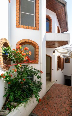 Casa à venda com 295m², 4 quartos e 4 vagas Casa à venda com 295m², 4 quartos e 4 vagasCorredor Externo