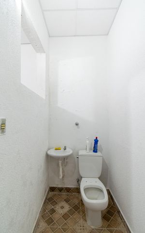 Casa à venda com 295m², 4 quartos e 4 vagas Casa à venda com 295m², 4 quartos e 4 vagasBanheiro da Garagem