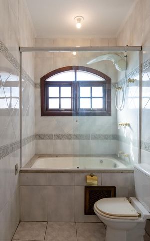 Casa à venda com 295m², 4 quartos e 4 vagas Casa à venda com 295m², 4 quartos e 4 vagasBanheiro Social