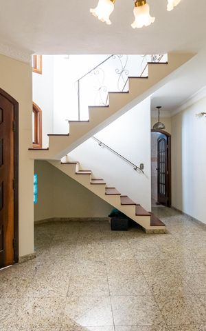 Casa à venda com 295m², 4 quartos e 4 vagas Casa à venda com 295m², 4 quartos e 4 vagasSala