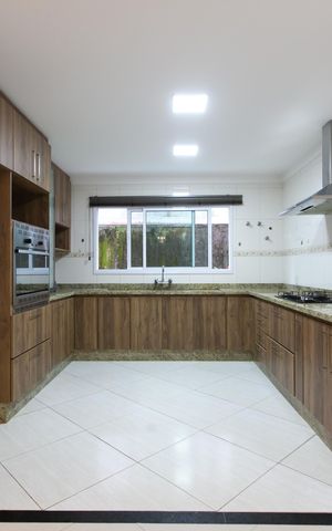 Casa à venda com 600m², 5 quartos e 4 vagas Casa à venda com 600m², 5 quartos e 4 vagasCozinha