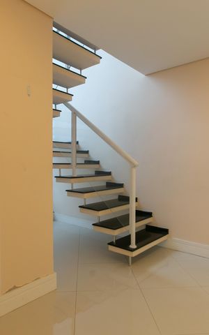 Casa à venda com 600m², 5 quartos e 4 vagas Casa à venda com 600m², 5 quartos e 4 vagasHall / Escada