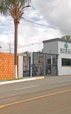 Casa de condomínio para alugar com 141m², 3 quartos e 4 vagasFachada