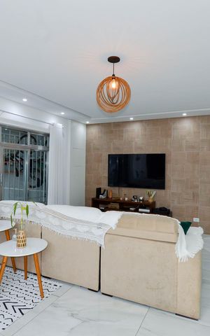 Casa à venda com 170m², 4 quartos e 3 vagas Casa à venda com 170m², 4 quartos e 3 vagasSala