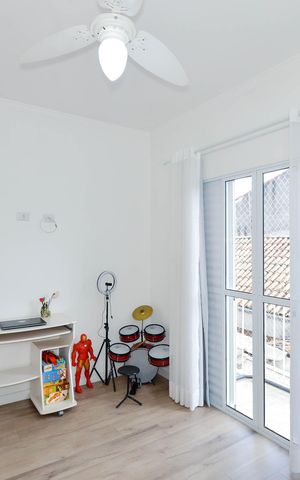 Casa à venda com 170m², 4 quartos e 3 vagas Casa à venda com 170m², 4 quartos e 3 vagasQuarto 1