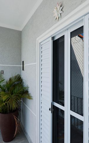 Casa à venda com 170m², 4 quartos e 3 vagas Casa à venda com 170m², 4 quartos e 3 vagasVaranda da Suíte