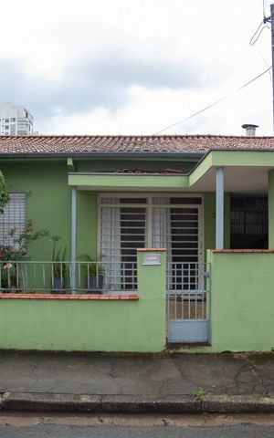 Casa para alugar com 250m², 3 quartos e 1 vaga Casa para alugar com 250m², 3 quartos e 1 vagaFachada