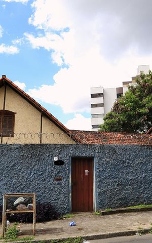 Casa à venda com 360m², 4 quartos e 2 vagas Casa à venda com 360m², 4 quartos e 2 vagasFachada