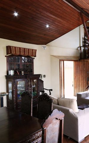 Casa à venda com 360m², 4 quartos e 2 vagas Casa à venda com 360m², 4 quartos e 2 vagasSala
