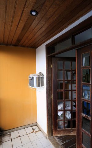 Casa à venda com 360m², 4 quartos e 2 vagas Casa à venda com 360m², 4 quartos e 2 vagasVaranda Suíte 1
