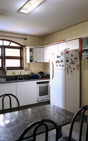 Casa à venda com 360m², 4 quartos e 2 vagas Casa à venda com 360m², 4 quartos e 2 vagasCozinha