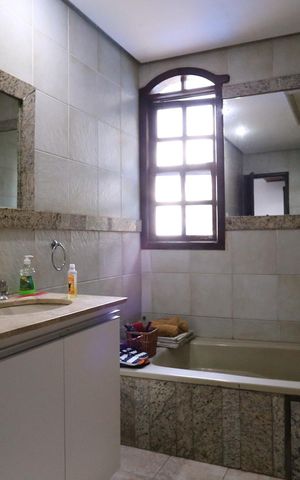 Casa à venda com 360m², 4 quartos e 2 vagas Casa à venda com 360m², 4 quartos e 2 vagasBanheiro Suíte 1