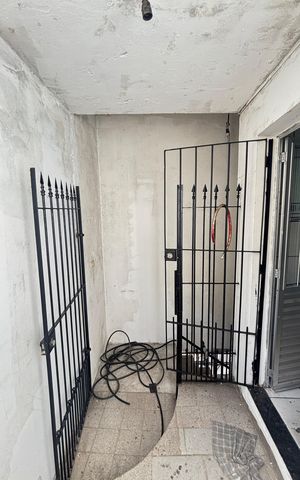 Casa à venda com 38m², 1 quarto e sem vaga Casa à venda com 38m², 1 quarto e sem vagaEscada